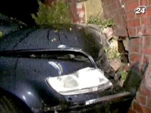 В Німеччині авто, що втікало від поліції, в'їхало в житловий будинок