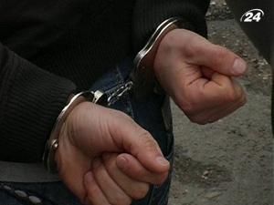 Крим: чоловік намагався пограбувати банк, розібравши одну з стін будівлі Крим: чоловік намагався пограбувати банк, розібравши одну з стін будівлі