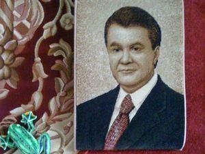 У Житомирі можна знайти килимки для ніг із Віктором Януковичем