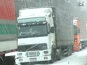 На українсько-словацькому кордоні - черги вантажівок на 5 кілометрів На українсько-словацькому кордоні - черги вантажівок на 5 кілометрів