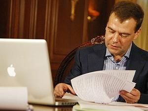 Медведєв прокидається, читаючи відгуки в інтернеті Медведєв прокидається, читаючи відгуки в інтернеті