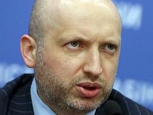 Турчинов: Зараз небезпечно допомагати опозиції