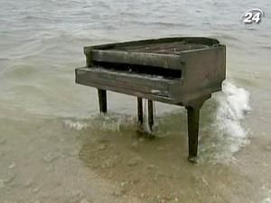 Невідомі встановили рояль на піщаній мілині у затоці Біскейн Невідомі встановили рояль на піщаній мілині у затоці Біскейн