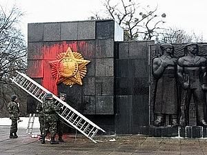 Львів: Бандеру охороняють цілодобово, а Монумент Cлави лише уночі