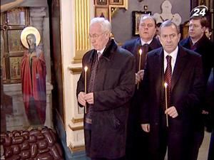 Прем'єр запалив свічку в пам'ять про Голокост Прем'єр запалив свічку в пам'ять про Голокост