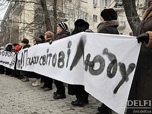 У Януковича вимагають звільнити дружину з-під домашнього арешту
