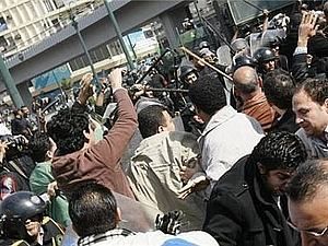 Єгипет: Влада заблокувала мобільний зв’язок та інтернет — люди радяться в мечеті