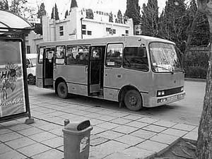 Харків: водій маршрутки виштовхав пенсіонерку, внаслідок чого вона отримала перелом руки Харків: водій маршрутки виштовхав пенсіонерку, внаслідок чого вона отримала перелом руки