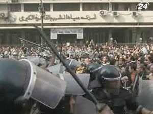 В Каїрі поліція розганяє протести за допомогою водометів