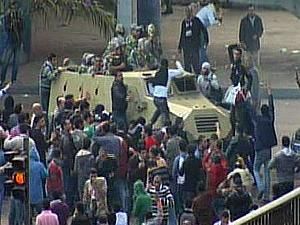 Влада Єгипту ввела комендантську годину в трьох містах, громадяни її ігнорують (ФОТО) Влада Єгипту ввела комендантську годину в трьох містах, громадяни її ігнорують (ФОТО)