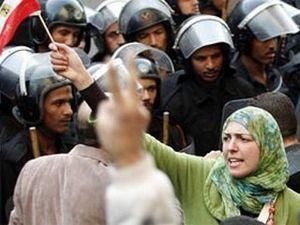 В Каїрі армійська бронетехніка (ВІДЕО) В Каїрі армійська бронетехніка (ВІДЕО)