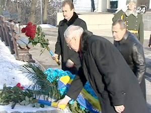 Урядовці на чолі з Азаровим вшанували пам`ять загиблих під Крутами