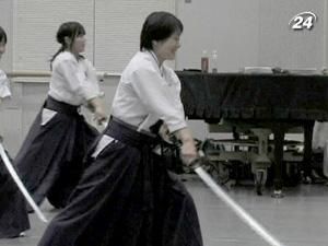У Японії набув популярності новий вид фізичних вправ - бої на мечах
