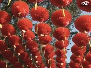 Неодмінним атрибутом китайського Нового року є червоний ліхтар Неодмінним атрибутом китайського Нового року є червоний ліхтар