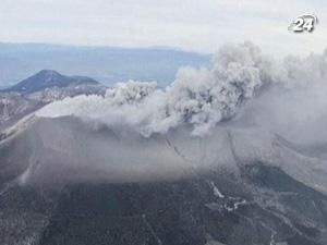 У Японії через виверження вулкана евакуюють людей