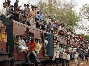 Індія: щонайменше 14 осіб загинули впавши з даху потяга Індія: щонайменше 14 осіб загинули впавши з даху потяга