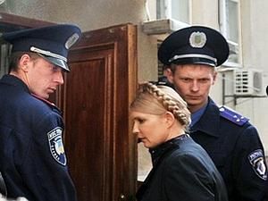 З Тимошенко взяли ще одну підписку про невиїзд — у законі є двояке трактування