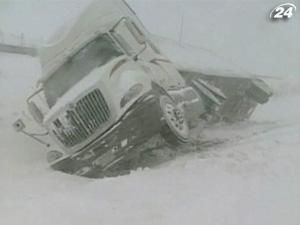 Сніг зупинив транспорт у США