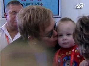 Елтон Джон не припинить спроб усиновити хлопчика з України Елтон Джон не припинить спроб усиновити хлопчика з України