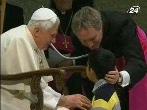 Ватикан: крізь охорону до Папи пробрався малий хлопчина Ватикан: крізь охорону до Папи пробрався малий хлопчина