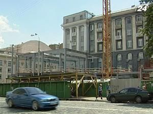 Скандально-відоме будівництво на "Театральній" у Києві – зупинять Скандально-відоме будівництво на "Театральній" у Києві – зупинять