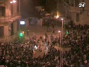 У Каїрі тривають сутички між ворогуючими таборами У Каїрі тривають сутички між ворогуючими таборами