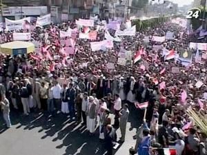 У столиці Ємену на мітинг зібралися десятки тисяч людей У столиці Ємену на мітинг зібралися десятки тисяч людей