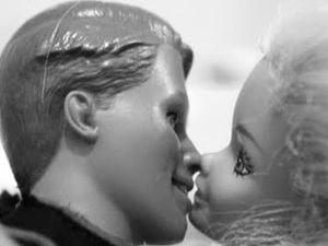 На 50 рік дружби іграшка Кен просить у Барбі руки на Facebook На 50 рік дружби іграшка Кен просить у Барбі руки на Facebook