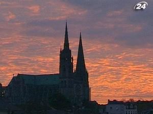 Шартре - собор відображає середньовічну християнську культуру в камені Шартре - собор відображає середньовічну християнську культуру в камені