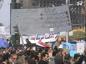 У центральній частині Каїра знову зібралися сотні тисяч демонстрантів У центральній частині Каїра знову зібралися сотні тисяч демонстрантів