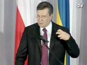 Янукович звинуватив "корупціонерів" у наклепі на Україну