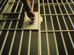 Підозрюваних у пошкодженні Сталіна залишили під вартою Підозрюваних у пошкодженні Сталіна залишили під вартою