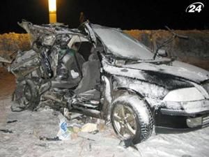 На Луганщині легковик налетів на вантажівку: загинули п’ятеро людей