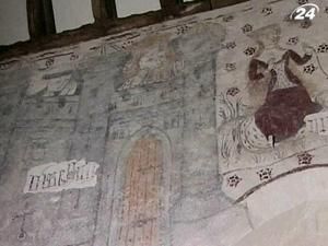 Велика Британія: у церкві під шарами вапна знайшли середньовічні розписи Велика Британія: у церкві під шарами вапна знайшли середньовічні розписи