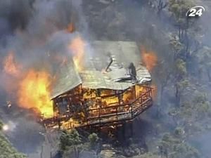 На заході Австралії вирує вогонь, схід країни потерпає від повеней На заході Австралії вирує вогонь, схід країни потерпає від повеней