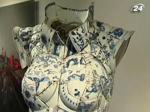 Китайський митець створює одяг зі шматочків порцеляни Китайський митець створює одяг зі шматочків порцеляни