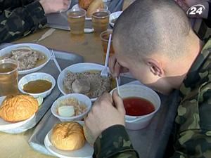 Тема тижня: приватні компанії не можуть узгодити, хто годуватиме солдатів Тема тижня: приватні компанії не можуть узгодити, хто годуватиме солдатів