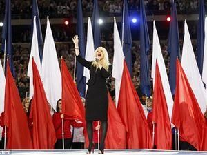 Крістіна Агілера переплутала слова гімну (ВІДЕО) Крістіна Агілера переплутала слова гімну (ВІДЕО)