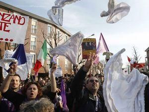 Віллу Сильвіо Берлусконі демонстранти закидують трусиками Віллу Сильвіо Берлусконі демонстранти закидують трусиками