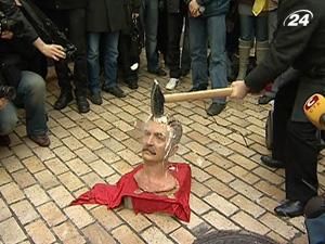 У Києві вщент розбили пам’ятник Сталіну У Києві вщент розбили пам’ятник Сталіну