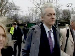 Ассанж просить суд перешкодити його екстрадиції до Швеції Ассанж просить суд перешкодити його екстрадиції до Швеції