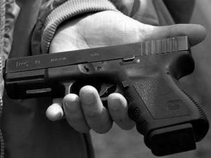 У Києві міліціонер у маршрутці стріляв у п’яних хуліганів, які чіплялись до дівчини У Києві міліціонер у маршрутці стріляв у п’яних хуліганів, які чіплялись до дівчини