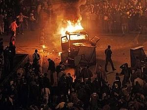 Al Jazeera показала, як мітингувальники б’ють прихильників Хосні Мубарака (ВІДЕО) Al Jazeera показала, як мітингувальники б’ють прихильників Хосні Мубарака (ВІДЕО)