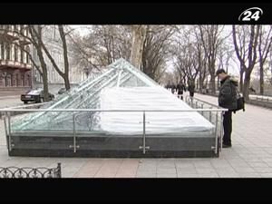 Невідомі розбили купол музею під відкритим небом Невідомі розбили купол музею під відкритим небом