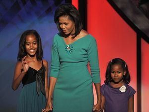 Мішель Обама заборонила донькам користуватися Facebook Мішель Обама заборонила донькам користуватися Facebook