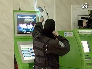 Українські сапери показали як шукають вибухівку Українські сапери показали як шукають вибухівку