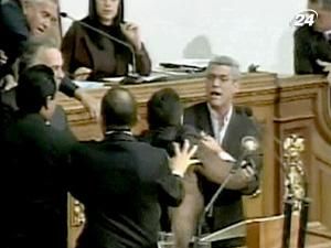 У венесуельському парламенті вирують пристрасті У венесуельському парламенті вирують пристрасті