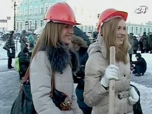 У Санкт-Петербурзі сніг прибирали дівчата у міні-спідницях У Санкт-Петербурзі сніг прибирали дівчата у міні-спідницях