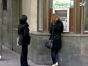 Українці у минулому році стали активніше проводити платежі через банкомати