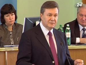 Янукович у Херсоні заговорив на кримінальному жаргоні Янукович у Херсоні заговорив на кримінальному жаргоні